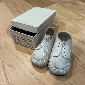 Vintage 1950s Baby Shoes with Original Box "Well Made Baby" White Leather Size 0